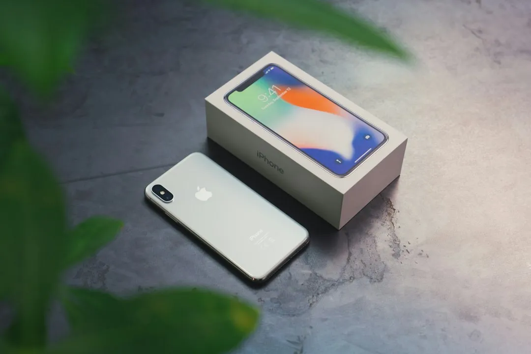 iPhone XS blanc photographié par un reconditionneur, appareil d'occasion remis en vente