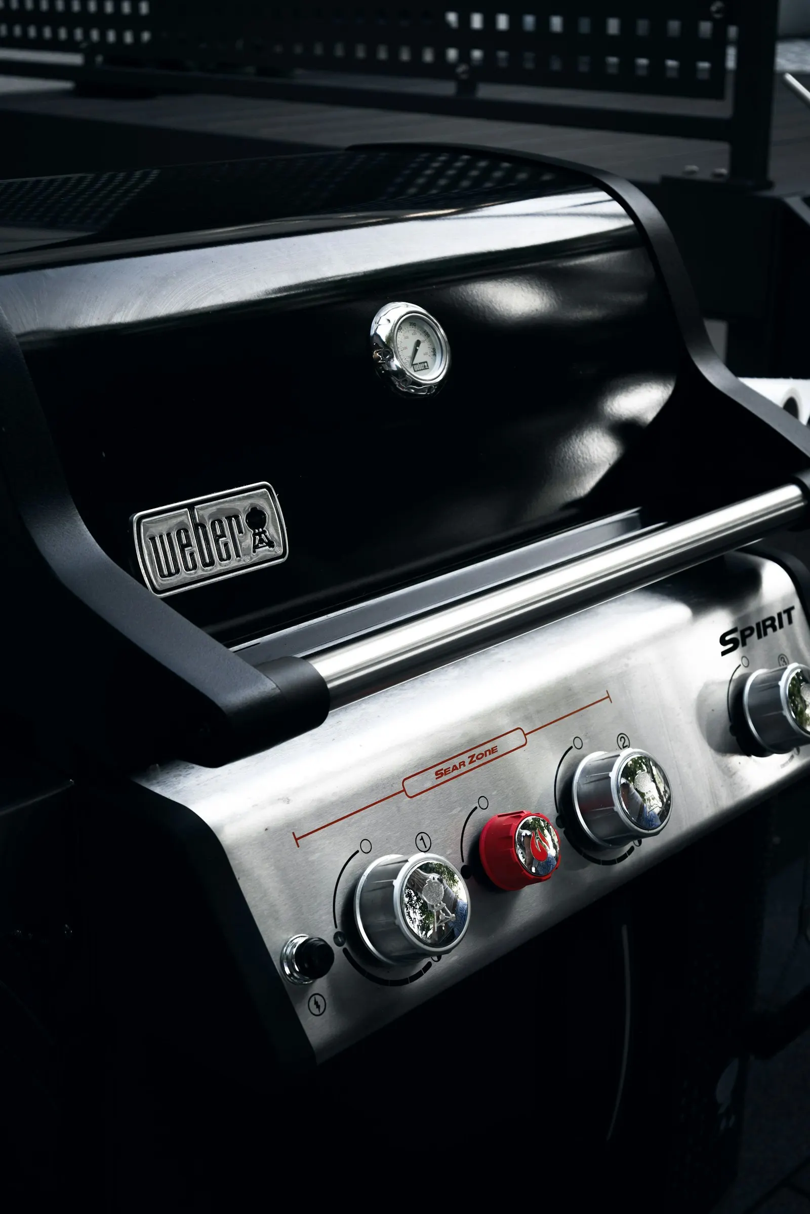 Barbecue à gaz Weber Spirit vu de près, boutons de réglage et couvercle