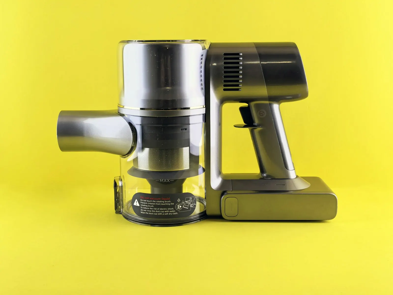 Aspirateur balai sans fil sur fond jaune