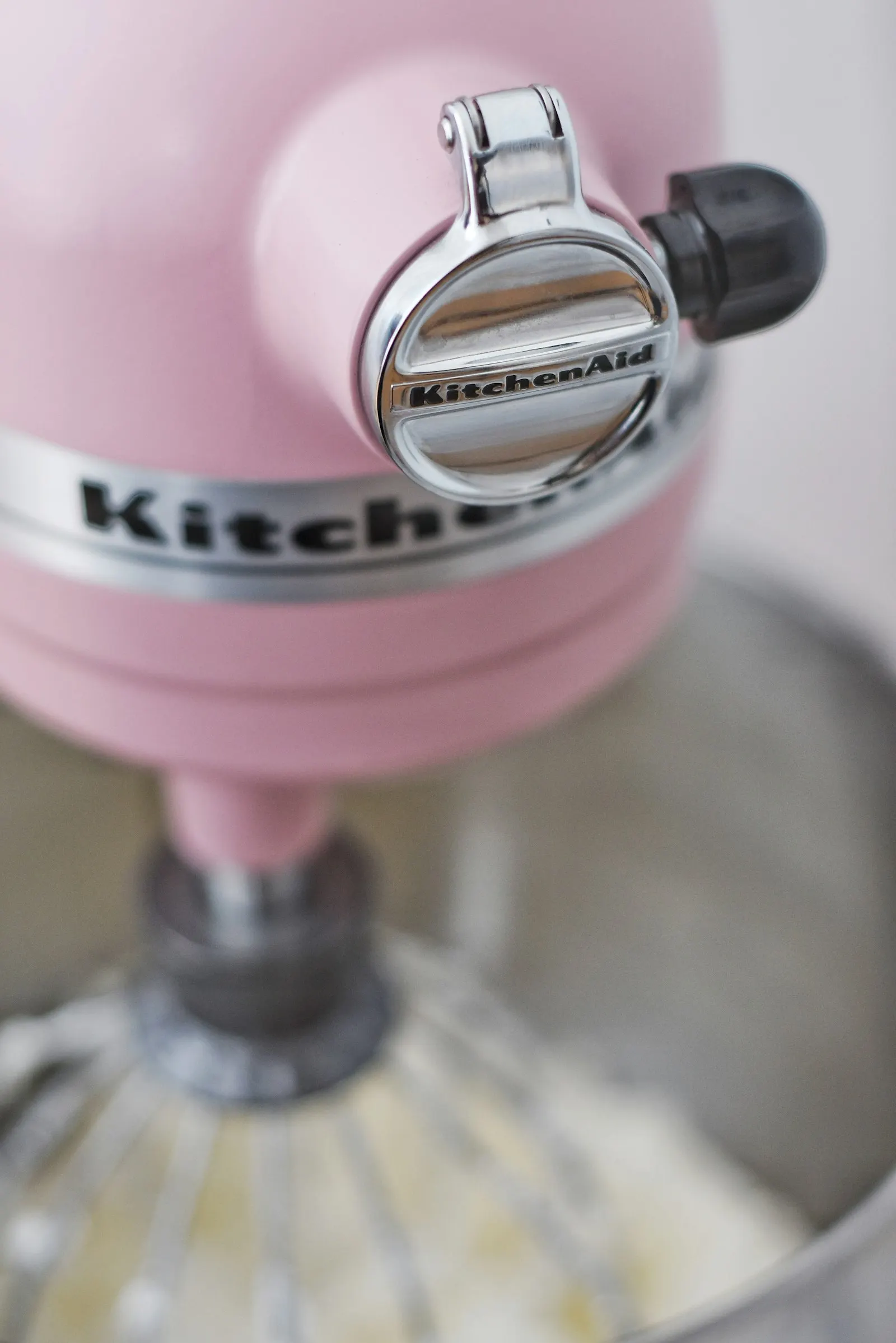 Robot pâtissier KitchenAid rose vu de près, bol en métal