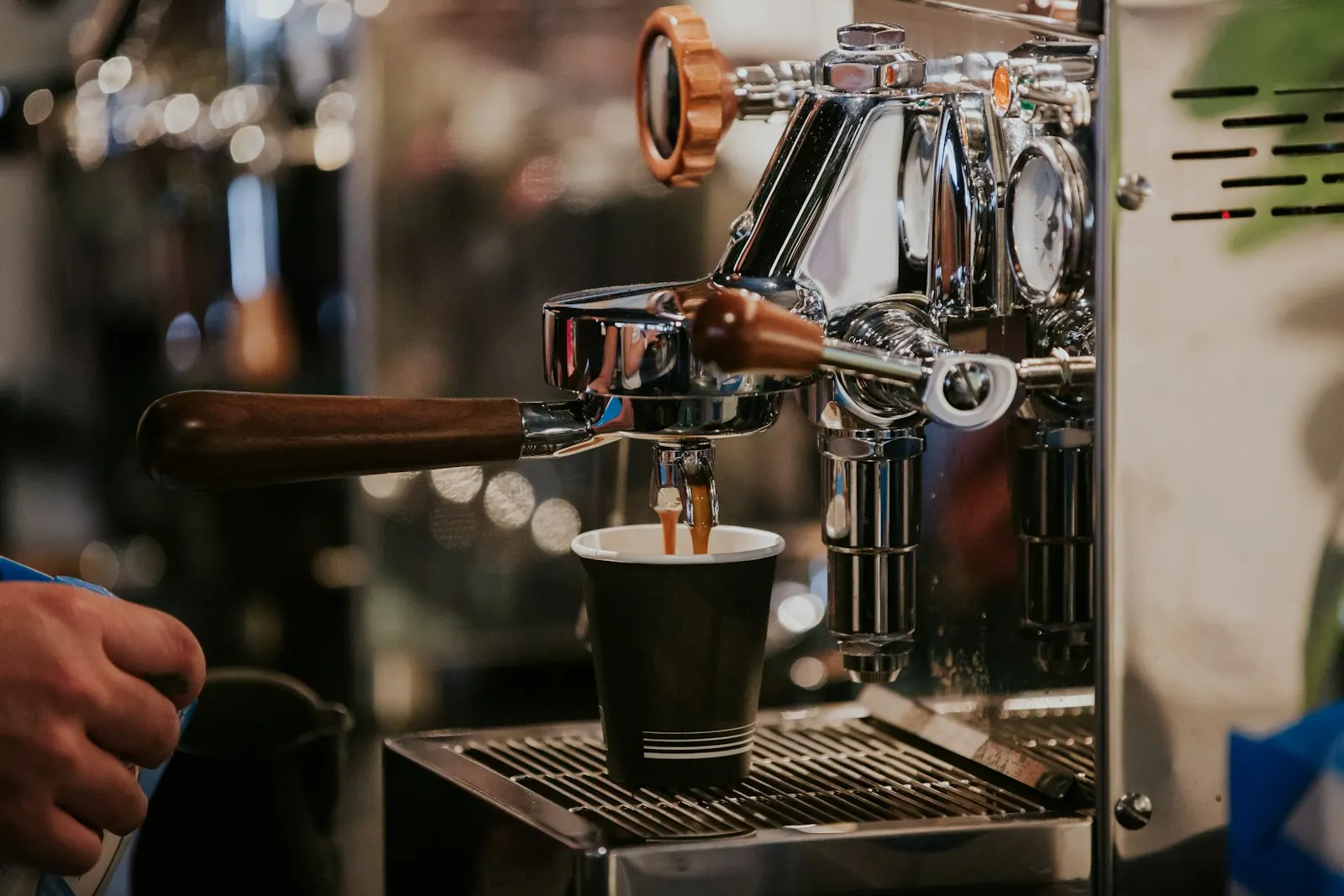 Machine à expresso en inox qui verse un café dans une tasse