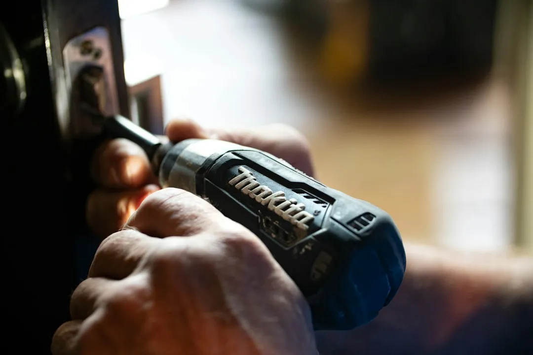 Perceuse-visseuse sans fil Makita bleue et noire photographiée de près, arrière-plan flou