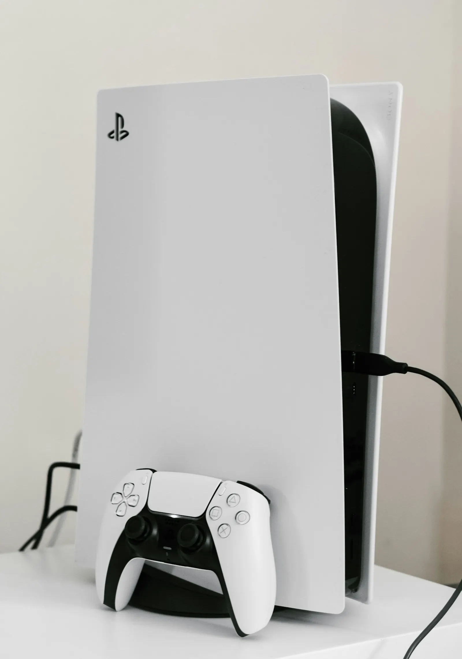Console PlayStation 5 blanche et sa manette