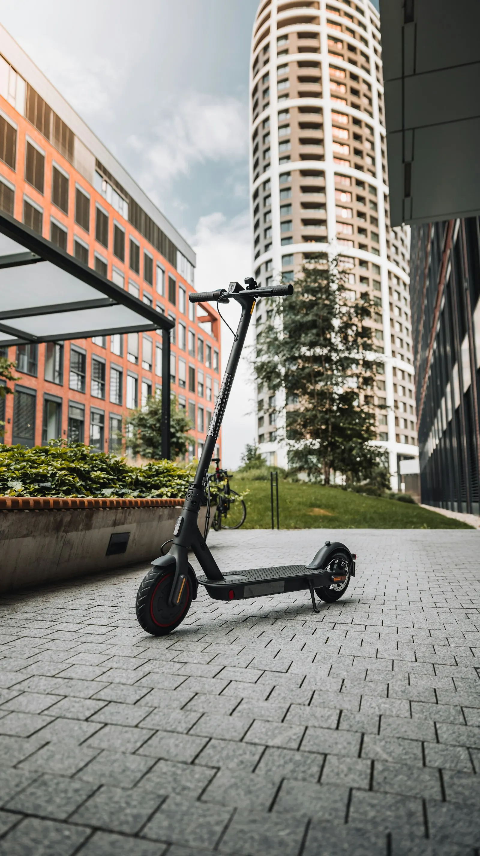 Trottinette électrique noire garée sur un trottoir en ville